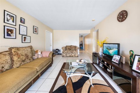 Купить коммерческую недвижимость в Лодерхилл, Флорида № 1959128 - фото 10