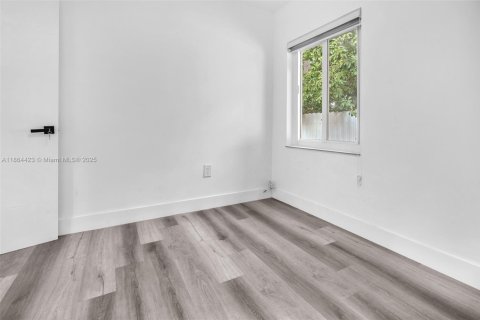 Casa en alquiler en North Miami, Florida, 2 dormitorios, 69.68 m2 № 1893373 - foto 20