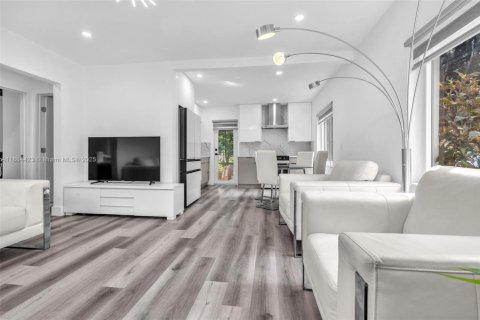 Casa en alquiler en North Miami, Florida, 2 dormitorios, 69.68 m2 № 1893373 - foto 17