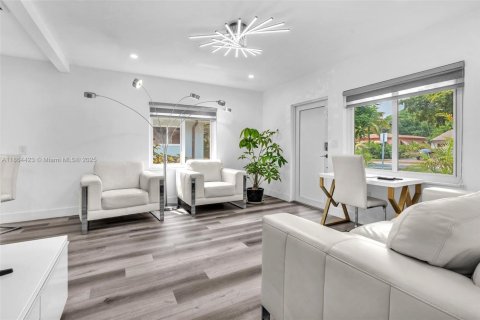 Casa en alquiler en North Miami, Florida, 2 dormitorios, 69.68 m2 № 1893373 - foto 5