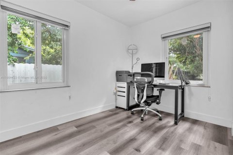 Casa en alquiler en North Miami, Florida, 2 dormitorios, 69.68 m2 № 1893373 - foto 21