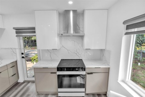 Casa en alquiler en North Miami, Florida, 2 dormitorios, 69.68 m2 № 1893373 - foto 9