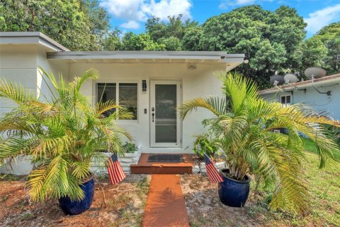 Casa en alquiler en North Miami, Florida, 2 dormitorios, 69.68 m2 № 1893373 - foto 1