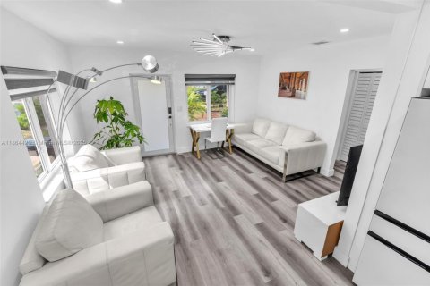 Casa en alquiler en North Miami, Florida, 2 dormitorios, 69.68 m2 № 1893373 - foto 8