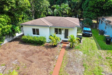 Casa en alquiler en North Miami, Florida, 2 dormitorios, 69.68 m2 № 1893373 - foto 2