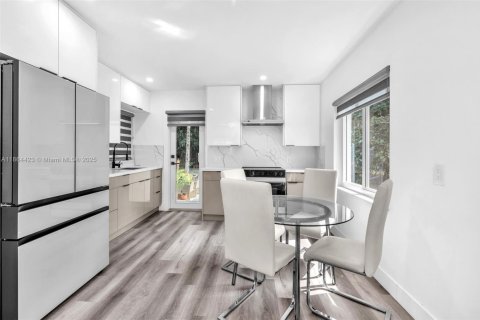 Casa en alquiler en North Miami, Florida, 2 dormitorios, 69.68 m2 № 1893373 - foto 12