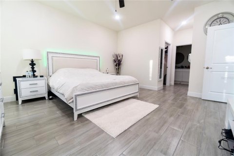 House in Poinciana, Florida 4 bedrooms, 166.3 sq.m. № 1805457 - photo 18