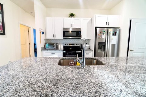 House in Poinciana, Florida 4 bedrooms, 166.3 sq.m. № 1805457 - photo 12