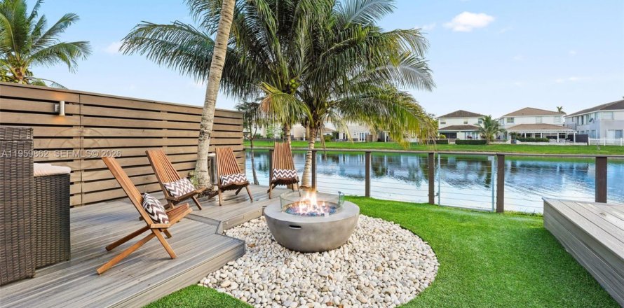 Casa en Doral, Florida 4 dormitorios, 225.66 m2 № 2020025