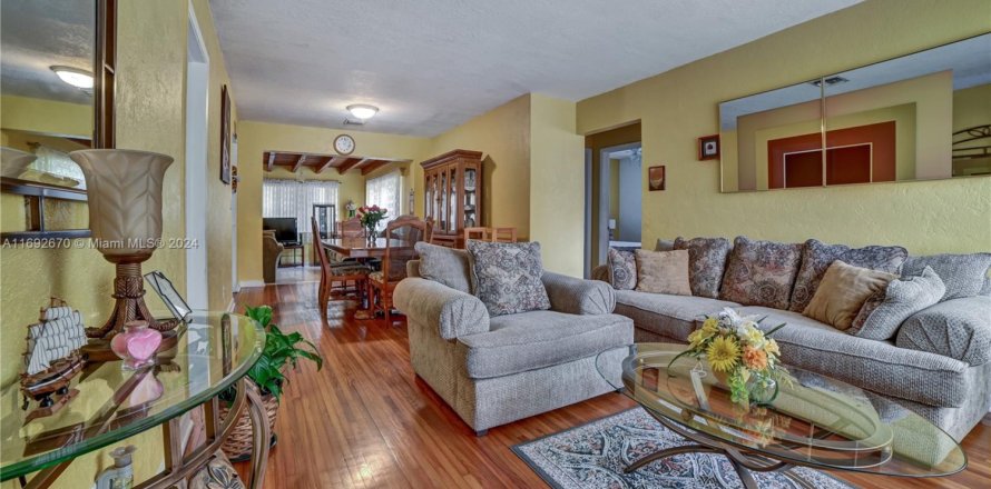House in Hollywood, Florida 3 bedrooms, 112.41 sq.m. № 1933587