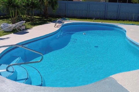 House in Palm Bay, Florida 4 bedrooms, 186.55 sq.m. № 2068857