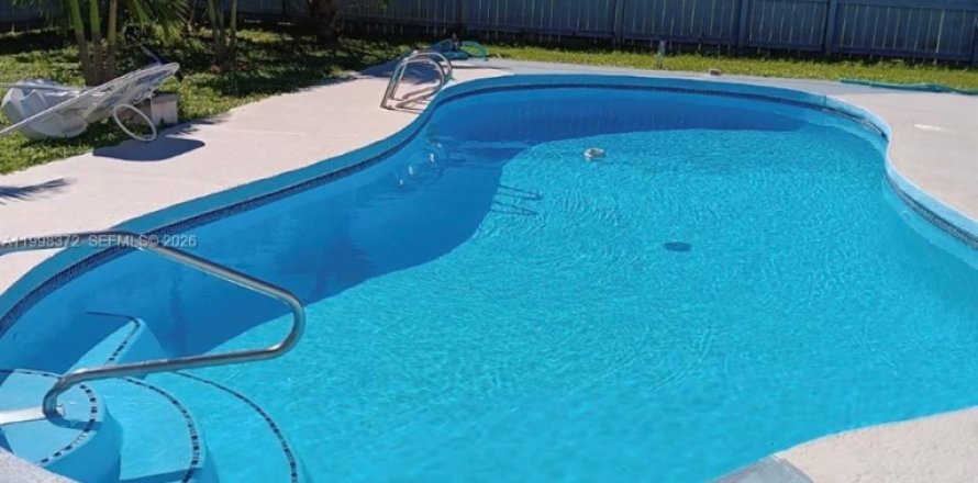 House in Palm Bay, Florida 4 bedrooms, 186.55 sq.m. № 2068857