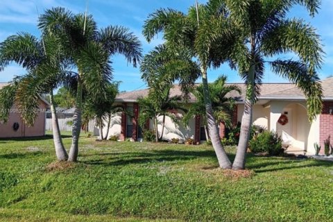 House in Palm Bay, Florida 4 bedrooms, 186.55 sq.m. № 2068857 - photo 2