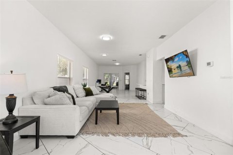 House in Orlando, Florida 4 bedrooms, 173.36 sq.m. № 2395859 - photo 7