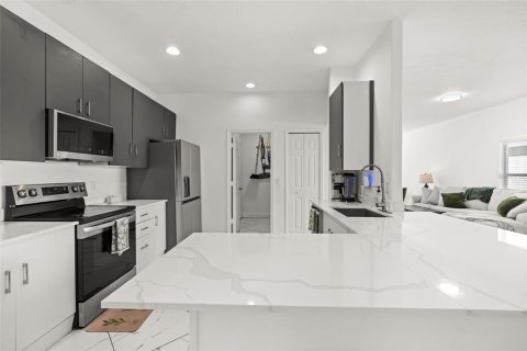 House in Orlando, Florida 4 bedrooms, 173.36 sq.m. № 2395859 - photo 13