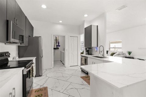 House in Orlando, Florida 4 bedrooms, 173.36 sq.m. № 2395859 - photo 14