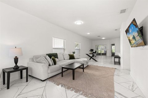 House in Orlando, Florida 4 bedrooms, 173.36 sq.m. № 2395859 - photo 4