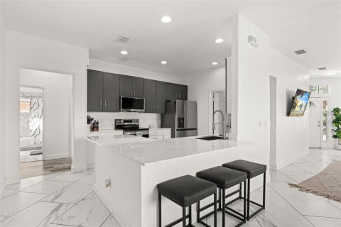 House in Orlando, Florida 4 bedrooms, 173.36 sq.m. № 2395859 - photo 12