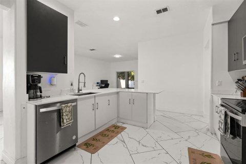 House in Orlando, Florida 4 bedrooms, 173.36 sq.m. № 2395859 - photo 15