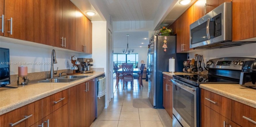 Condominio en Pembroke Pines, Florida, 2 dormitorios  № 1944773