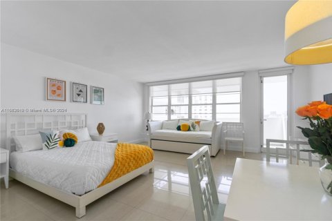 Condominio en alquiler en Miami Beach, Florida, 49.24 m2 № 1728210 - foto 1