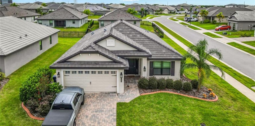 House in Auburndale, Florida 4 bedrooms, 169.08 sq.m. № 1913243