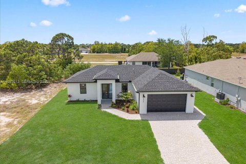 Villa ou maison à vendre à Cape Coral, Floride: 3 chambres, 128.86 m2 № 2080086 - photo 2
