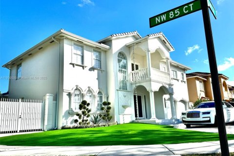 House in Miami Lakes, Florida 5 bedrooms, 325.53 sq.m. № 1952781 - photo 2