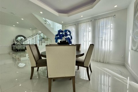 House in Miami Lakes, Florida 5 bedrooms, 325.53 sq.m. № 1952781 - photo 18