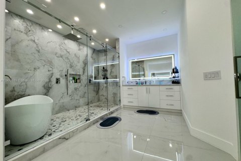 House in Miami Lakes, Florida 5 bedrooms, 325.53 sq.m. № 1952781 - photo 14