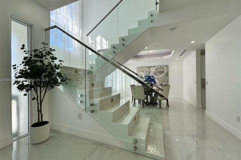 House in Miami Lakes, Florida 5 bedrooms, 325.53 sq.m. № 1952781 - photo 7