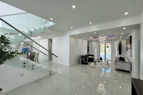 House in Miami Lakes, Florida 5 bedrooms, 325.53 sq.m. № 1952781 - photo 4