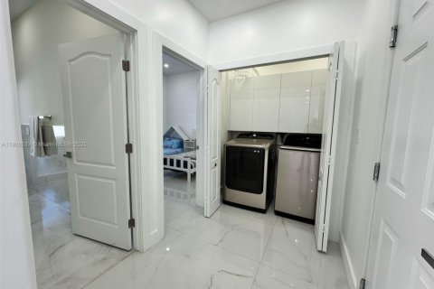 House in Miami Lakes, Florida 5 bedrooms, 325.53 sq.m. № 1952781 - photo 25