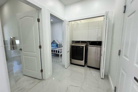 House in Miami Lakes, Florida 5 bedrooms, 325.53 sq.m. № 1952781 - photo 28