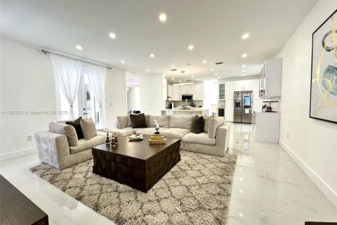 House in Miami Lakes, Florida 5 bedrooms, 325.53 sq.m. № 1952781 - photo 26