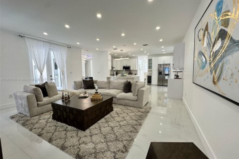 House in Miami Lakes, Florida 5 bedrooms, 325.53 sq.m. № 1952781 - photo 23