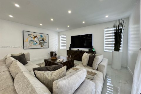 House in Miami Lakes, Florida 5 bedrooms, 325.53 sq.m. № 1952781 - photo 20