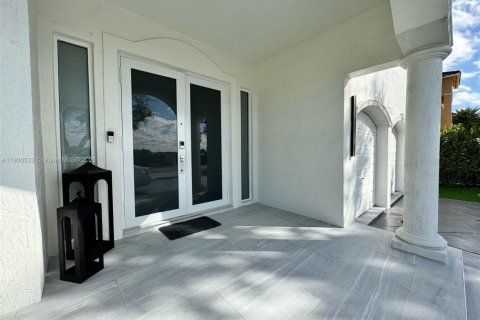 House in Miami Lakes, Florida 5 bedrooms, 325.53 sq.m. № 1952781 - photo 29