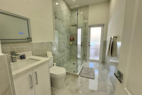 House in Miami Lakes, Florida 5 bedrooms, 325.53 sq.m. № 1952781 - photo 17
