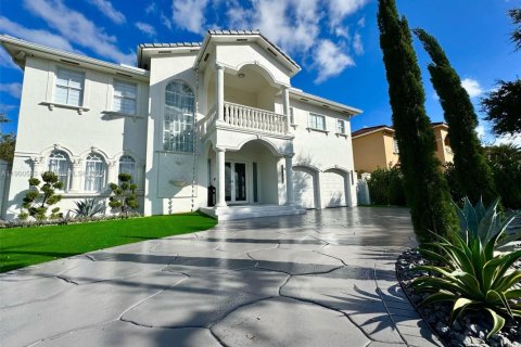 House in Miami Lakes, Florida 5 bedrooms, 325.53 sq.m. № 1952781 - photo 3