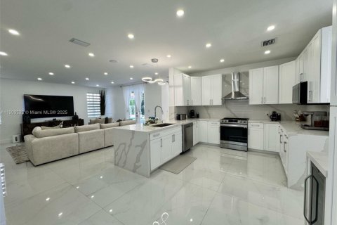 House in Miami Lakes, Florida 5 bedrooms, 325.53 sq.m. № 1952781 - photo 19