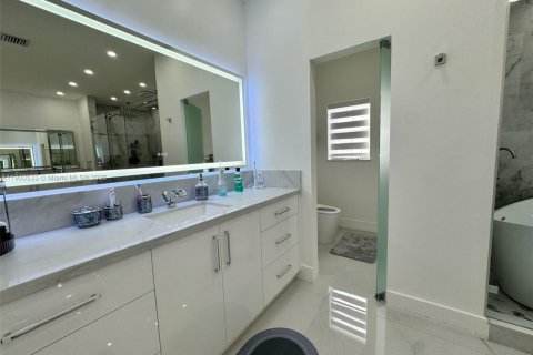 House in Miami Lakes, Florida 5 bedrooms, 325.53 sq.m. № 1952781 - photo 11