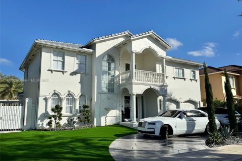 House in Miami Lakes, Florida 5 bedrooms, 325.53 sq.m. № 1952781 - photo 1