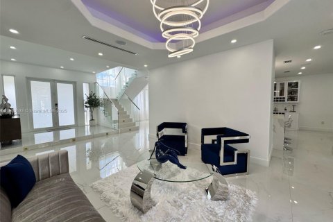 House in Miami Lakes, Florida 5 bedrooms, 325.53 sq.m. № 1952781 - photo 6