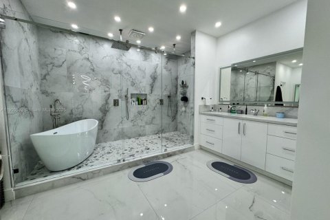 House in Miami Lakes, Florida 5 bedrooms, 325.53 sq.m. № 1952781 - photo 9