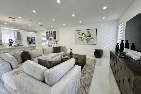 House in Miami Lakes, Florida 5 bedrooms, 325.53 sq.m. № 1952781 - photo 21