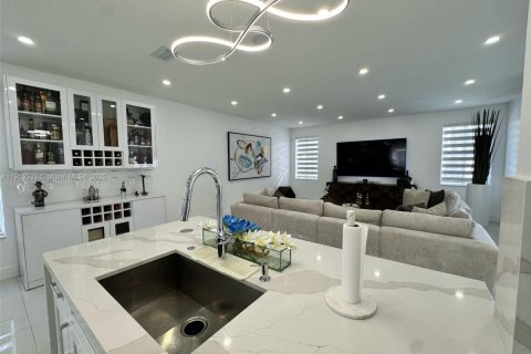 House in Miami Lakes, Florida 5 bedrooms, 325.53 sq.m. № 1952781 - photo 24