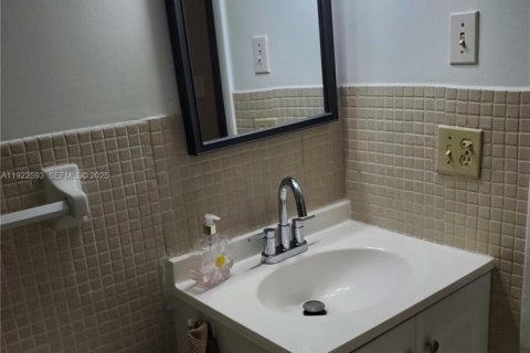 Copropriété à louer à Hallandale Beach, Floride: 2 chambres, 87.33 m2 № 1977145 - photo 4