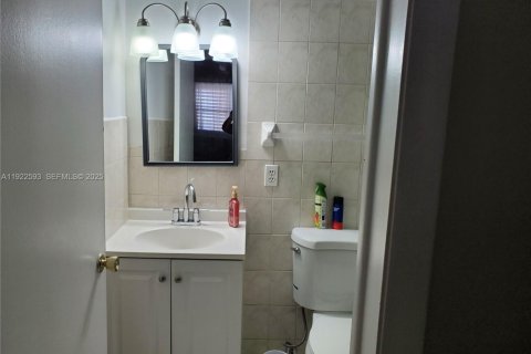 Copropriété à louer à Hallandale Beach, Floride: 2 chambres, 87.33 m2 № 1977145 - photo 7