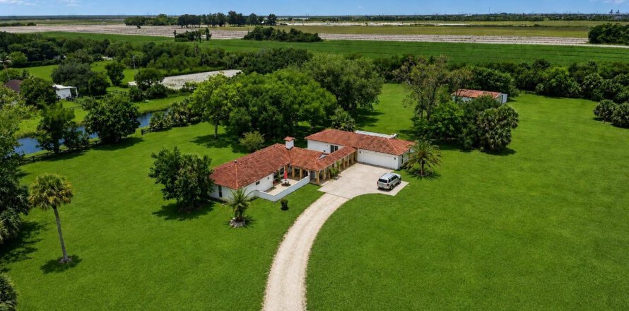 House in Loxahatchee Groves, Florida 3 bedrooms, 232.91 sq.m. № 2169865